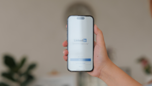 Maximiza tu presencia en LinkedIn con perfiles personales, páginas de empresa y páginas de productos Introducción: LinkedIn se ha convertido en una plataforma esencial para profesionales y empresas que desean establecer conexiones, mostrar sus servicios y ampliar su alcance. En este artículo, exploraremos los diferentes componentes que conforman una presencia efectiva en LinkedIn, incluyendo perfiles personales, páginas de empresa y páginas de productos. Además, exploraremos cómo se pueden combinar estratégicamente estos elementos para promover un enfoque específico, como el caso de una ONG. ¡Vamos a sumergirnos en el mundo de LinkedIn y descubrir cómo aprovechar al máximo esta plataforma! Perfil personal: Tu perfil personal en LinkedIn es tu carta de presentación profesional en la red. Debes completar tu información de experiencia laboral, habilidades y logros relevantes para destacar tus fortalezas y establecer credibilidad en tu industria. Además, si te consideras un "creador de contenidos", puedes aprovechar la función de publicación para compartir artículos, ideas y conocimientos valiosos con tu red. Perfil personal "creador de contenidos" con "Página de Servicios": Si deseas destacarte como un experto en tu campo, puedes habilitar la función de "creador de contenidos" en tu perfil personal de LinkedIn. Esto te permitirá compartir contenido más fácilmente y mostrar tu experiencia en un formato más visual. Además, puedes crear una "Página de Servicios" para promocionar tus servicios específicos y mostrar cómo puedes ayudar a tus clientes. Perfil personal propietario de una "página de empresa": Si eres dueño de una empresa, puedes vincular tu perfil personal a una "página de empresa". Esta página es una representación oficial de tu negocio en LinkedIn y puede incluir información detallada sobre tu empresa, logros, cultura y equipo. También puedes publicar contenido relevante para tu audiencia empresarial y aumentar tu visibilidad en la plataforma. Página de empresa que tiene una o varias "páginas de productos": Una vez que hayas creado una página de empresa, puedes aprovechar la opción de crear una o varias "páginas de productos". Estas páginas están diseñadas para resaltar productos o servicios específicos que tu empresa ofrece. Puedes proporcionar detalles detallados, imágenes y enlaces relevantes para atraer a tu audiencia y generar interés en tus ofertas. Cómo crear una página de productos: Para crear una página de productos, accede a las "herramientas de administrador" desde tu página de empresa en LinkedIn. LinkedIn se refiere a esta función como "crear una página de presentación", pero también se puede acceder a través de la URL linkedin.com/showcase/. Una vez dentro, puedes seguir los pasos proporcionados por LinkedIn para completar la configuración de tu página de productos. ¿Para qué sirve una página de empresa? Una página de empresa en LinkedIn tiene varios beneficios clave. Te permite establecer una presencia oficial para tu negocio en la plataforma y aumentar tu visibilidad en línea. Además, puedes utilizarla para compartir actualizaciones y contenido relevante con tus seguidores, construir una comunidad en torno a tu marca y atraer talento potencial. También es una excelente manera de fortalecer tu credibilidad y generar confianza entre tus clientes y socios comerciales. ¿Para qué sirve una página de productos? Una página de productos es especialmente útil cuando deseas destacar ofertas específicas dentro de tu empresa. Puedes utilizarla para mostrar características y beneficios detallados de tus productos o servicios, compartir testimonios de clientes satisfechos y proporcionar enlaces directos a páginas de compra o contacto. Esta página ayuda a generar interés y atraer a clientes potenciales que buscan soluciones específicas. Estrategia combinada para un perfil personal, página de empresa y páginas de productos: Imaginemos una estrategia que combine un perfil personal como creador de contenidos, una página de empresa que ofrece servicios de marketing y tres páginas de productos enfocadas en cursos online sobre ventas y marketing, cursos sobre redes sociales y consultorías de marketing. Perfil personal: Como creador de contenidos, compartirías regularmente artículos y consejos relacionados con ventas, marketing y redes sociales. Esto te ayudaría a establecer tu experiencia y atraer seguidores interesados en tu campo. Página de empresa de servicios de marketing: Utilizarías tu página de empresa para promocionar tus servicios de marketing y destacar los beneficios de trabajar contigo. Publicarías contenido relevante sobre las últimas tendencias, estudios de caso exitosos y testimonios de clientes satisfechos. Página de productos: Cursos online sobre ventas y marketing: Esta página destacaría tus cursos online y proporcionaría detalles sobre el contenido, la duración y los beneficios de cada curso. Podrías incluir testimonios de estudiantes satisfechos y enlaces directos para que los interesados se inscriban. Página de productos: Cursos sobre redes sociales: Aquí, presentarías cursos especializados en estrategias de redes sociales, herramientas y técnicas. Proporcionarías ejemplos prácticos, estudios de casos y recursos adicionales para ayudar a los usuarios a comprender cómo pueden mejorar su presencia en las redes sociales. Página de productos: Consultorías de marketing: Esta página destacaría tus servicios de consultoría de marketing, resaltando tu experiencia y las áreas en las que puedes ayudar a las empresas a mejorar su estrategia y resultados. Incluirías testimonios de clientes satisfechos y un formulario de contacto para consultas directas. Estrategia adaptada para una ONG: Para una ONG, la estrategia en LinkedIn puede enfocarse en promover la misión y los logros de la organización, así como en atraer voluntarios, socios y donantes. Algunas tácticas clave podrían incluir: Perfil personal: El perfil personal del líder de la ONG compartiría historias inspiradoras, actualizaciones sobre los proyectos en curso y oportunidades para que otros se involucren. Página de empresa: La página de la ONG destacaría la misión, los valores y los logros alcanzados. Se publicarían historias de éxito, informes de impacto y eventos relacionados con la organización. Página de productos: En lugar de cursos o servicios, se podrían crear páginas de productos para destacar proyectos específicos de la ONG. Cada página describiría el propósito, los objetivos y los resultados obtenidos, además de incluir testimonios de personas beneficiadas. Colaboraciones estratégicas: La ONG podría aprovechar su perfil personal y la página de empresa para establecer colaboraciones con otras organizaciones, empresas y líderes de opinión, buscando sinergias y apoyo mutuo. Contenido inspirador: Se publicarían regularmente historias de éxito, testimonios de personas ayudadas por la ONG y contenido educativo sobre los problemas que la organización aborda. Esto ayudaría a generar conciencia y atraer el interés de personas que quieran contribuir. Conclusión: LinkedIn ofrece un conjunto poderoso de herramientas para establecer una presencia profesional sólida y promover tus servicios o productos. Al combinar un perfil personal, una página de empresa y páginas de productos estratégicamente, puedes aumentar tu visibilidad, establecer tu experiencia y atraer a clientes, socios y seguidores relevantes. Al adaptar estas estrategias a una ONG, puedes destacar la misión y el impacto de la organización, inspirar a otros y atraer el apoyo necesario para lograr un cambio positivo en la sociedad. Aprovecha el potencial de LinkedIn y maximiza tu presencia en esta plataforma profesional. ¡Empieza a crear conexiones significativas y a impulsar tu éxito en línea! Claro, a continuación te presento una estrategia que combina el perfil personal de creador de contenidos, la página de servicios, la página de empresa y varias páginas de productos. Para ayudarte a visualizar mejor la estructura y la evolución de esta estrategia, presentaré la información en forma de niveles, donde cada nivel representa una capa adicional de contenido y enfoque. Nivel 1: Perfil personal de creador de contenidos En este nivel, tu enfoque principal es establecer tu credibilidad y experiencia como experto en tu campo. Publica regularmente artículos, ideas y conocimientos valiosos relacionados con tu industria. Comparte contenido relevante, como consejos prácticos, tendencias emergentes y análisis de mercado. Utiliza imágenes y videos para hacer que tus publicaciones sean más atractivas y llama la atención de tu audiencia. Nivel 2: Página de Servicios En este nivel, amplía tu presencia en LinkedIn creando una página de servicios asociada a tu perfil personal. Esta página debe enfocarse en los servicios que ofreces. Destaca tus habilidades, experiencia y cómo puedes ayudar a tus clientes. Proporciona información detallada sobre tus servicios, como descripciones, paquetes, testimonios de clientes satisfechos y casos de éxito. Publica contenido específico relacionado con tus servicios, como consejos y mejores prácticas. Nivel 3: Página de empresa En este nivel, establece una presencia oficial para tu empresa en LinkedIn creando una página de empresa. Esta página se enfoca en tu negocio en general y debe reflejar su identidad, cultura y propósito. Publica contenido relevante sobre la industria, logros de la empresa, eventos, noticias y actualizaciones. También puedes destacar a los miembros clave del equipo y compartir historias detrás de escena para generar una conexión más humana con tu audiencia. Nivel 4: Páginas de productos En este nivel, crea una o varias páginas de productos para resaltar ofertas específicas de tu empresa. Cada página de productos se enfocará en un producto o servicio en particular. Proporciona detalles completos sobre el producto, incluyendo características, beneficios y casos de uso. Utiliza imágenes, videos y gráficos para hacer que la página sea visualmente atractiva. Además, agrega testimonios y reseñas de clientes satisfechos. Publica contenido relacionado con cada producto, como tutoriales, guías o estudios de casos. Ejemplo de contenido para cada nivel: Nivel 1: Perfil personal de creador de contenidos Publica artículos originales sobre estrategias de marketing digital. Comparte consejos prácticos sobre técnicas de ventas efectivas. Participa en debates y conversaciones relevantes en grupos de LinkedIn. Comparte recursos y herramientas útiles relacionadas con tu campo. Nivel 2: Página de Servicios Publica contenido detallado sobre los servicios que ofreces y cómo pueden beneficiar a tus clientes. Comparte casos de éxito de proyectos anteriores. Ofrece consejos y trucos específicos relacionados con tus servicios. Publica actualizaciones sobre promociones o descuentos especiales en tus servicios. Nivel 3: Página de empresa Comparte noticias y actualizaciones sobre tu empresa. Destaca los logros y reconocimientos recientes. Publica contenido sobre la cultura de la empresa y los valores fundamentales. Ofrece información sobre eventos en los que tu empresa participa o organiza. Nivel 4: Páginas de productos Publica descripciones detalladas de cada producto o servicio. Comparte testimonios y reseñas de clientes satisfechos. Proporciona contenido relacionado con cada producto, como consejos de uso o estudios de casos. Ofrece promociones especiales o descuentos exclusivos para los productos. Recuerda que en cada nivel, es importante interactuar con tu audiencia, responder a comentarios y mensajes, y participar activamente en grupos y conversaciones relevantes. Adaptarás el contenido a tu industria y a las necesidades de tu audiencia específica. A medida que avances en esta estrategia, construirás una presencia sólida en LinkedIn que abarcará desde tu perfil personal como creador de contenidos hasta una presencia de empresa completa con páginas de productos. Cada nivel se complementa y amplía el alcance y la influencia de tu marca, atrayendo a una audiencia más amplia y generando interés en tus servicios y productos.
